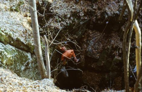 Zdjęcie nr 10 (14)
                                	                             Słowacja 1985-86b, Otwór jaskini Brázda
                            