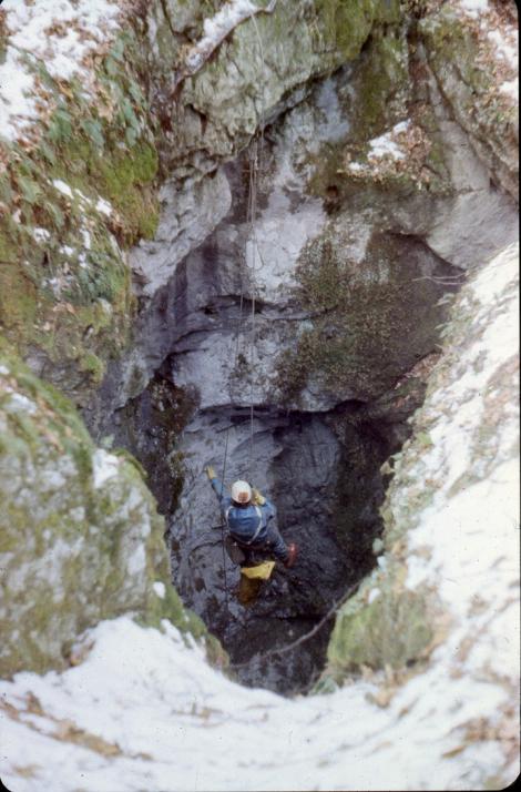 Zdjęcie nr 11 (14)
                                	                             Słowacja 1987-88, Zjazd do jaskini Véľká Žomboj
                            