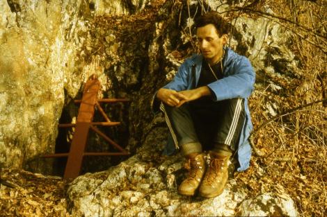 Zdjęcie nr 5 (6)
                                	                             Słowacja 1988-89, Artur Amirowicz przed otworem jaskini Kuniá priepasť, Zbiory Michała Gradzińskiego
                            