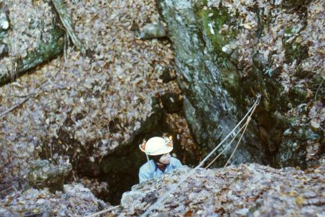 Zdjęcie nr 9 (14)
                                	                             Słowacja 1985-86, otwór jaskini Brázda
                            