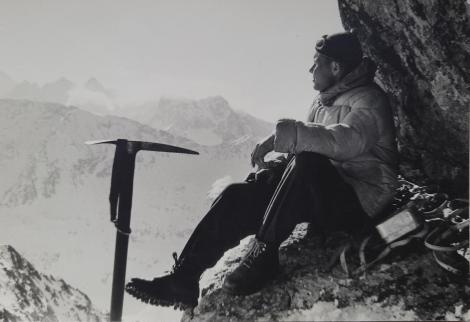 Zdjęcie nr 2 (4)
                                	                             Karol Jakubowski, pierwszy prezes Koła Krakowskiego Klubu Wysokogórskiego po jego reaktywacji w 1956 roku, podczas I Alpiniady Zimowej, rok 1954; Zbiory J. Wali
                            