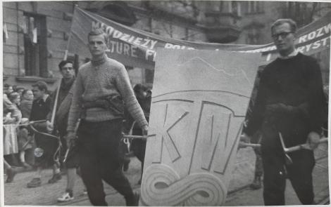 Zdjęcie nr 1 (4)
                                	                             Zależność Klubu Wysokogórskiego od PTTK w latach 1950-1954 wymuszała na taternikach działania legitymizujące nową władzę. Na zdjęciu członkowie KW podczas pochodu pierwszomajowego, początek lat 50., Zbiory J. Wali
                            